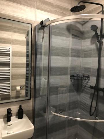 Bedroom With Bathroom Shower Split Exterior photo