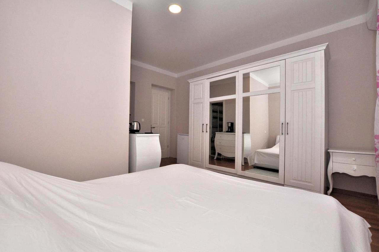 Bedroom With Bathroom Shower Split Exterior photo