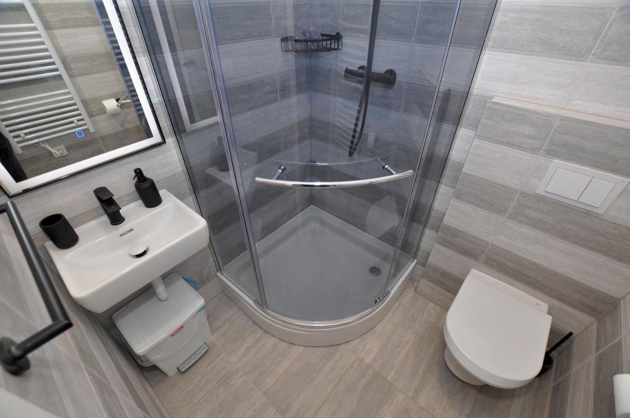 Bedroom With Bathroom Shower Split Exterior photo